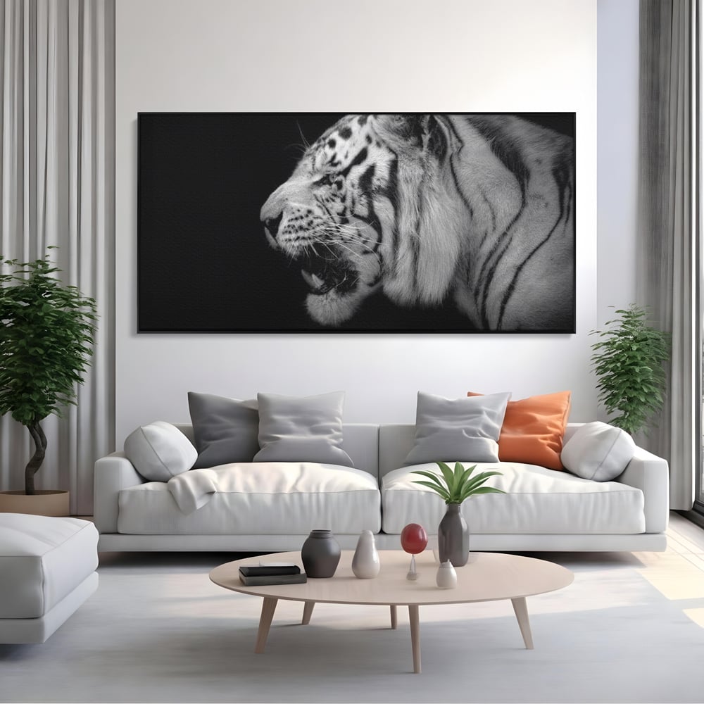 Tablou canvas cu tablou canvas cu tigru alb-negru, in rama de aluminiu negru, pe perete intr-un living